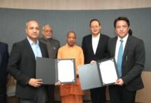 मुख्यमंत्री योगी आदित्यनाथ के सिंगापुर दौरे के दौरान AISATS ने जेवर स्थित नोएडा इंटरनेशनल एयरपोर्ट पर 4458 करोड़ रुपये निवेश का समझौता किया है। इसके तहत अत्याधुनिक कार्गो कैंपस और विश्वस्तरीय एयर कैटरिंग किचेन स्थापित होगी। यह परियोजना उत्तर भारत को प्रमुख लॉजिस्टिक्स और कार्गो हब बनाएगी तथा निर्यात-आयात को बढ़ावा देगी। साथ ही हजारों रोजगार के अवसर सृजित होंगे। सिंगापुर के साथ यह रणनीतिक साझेदारी यूपी के औद्योगिक, डिजिटल और अवसंरचनात्मक विकास को नई गति देगी।