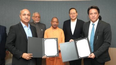 मुख्यमंत्री योगी आदित्यनाथ के सिंगापुर दौरे के दौरान AISATS ने जेवर स्थित नोएडा इंटरनेशनल एयरपोर्ट पर 4458 करोड़ रुपये निवेश का समझौता किया है। इसके तहत अत्याधुनिक कार्गो कैंपस और विश्वस्तरीय एयर कैटरिंग किचेन स्थापित होगी। यह परियोजना उत्तर भारत को प्रमुख लॉजिस्टिक्स और कार्गो हब बनाएगी तथा निर्यात-आयात को बढ़ावा देगी। साथ ही हजारों रोजगार के अवसर सृजित होंगे। सिंगापुर के साथ यह रणनीतिक साझेदारी यूपी के औद्योगिक, डिजिटल और अवसंरचनात्मक विकास को नई गति देगी।