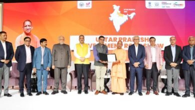 सिंगापुर में आयोजित इन्वेस्ट यूपी मेगा रोड शो में मुख्यमंत्री योगी आदित्यनाथ ने ‘ट्रिपल एस’ (सेफ्टी, स्टेबिलिटी, स्पीड) मॉडल को निवेश की गारंटी बताते हुए उत्तर प्रदेश को 1 ट्रिलियन डॉलर अर्थव्यवस्था बनाने का रोडमैप प्रस्तुत किया। जेवर एयरपोर्ट के पास ‘सिंगापुर सिटी’ विकसित करने की योजना भी घोषित की गई। कई अंतरराष्ट्रीय कंपनियों से एमओयू हुए। मुख्यमंत्री ने कहा कि यूपी अब ‘लैंड ऑफ पोटेंशियल’ नहीं, बल्कि ‘लैंड ऑफ परफॉर्मेंस’ बन चुका है और निवेशकों के लिए सबसे सुरक्षित व तेज़ी से बढ़ता प्रदेश है।