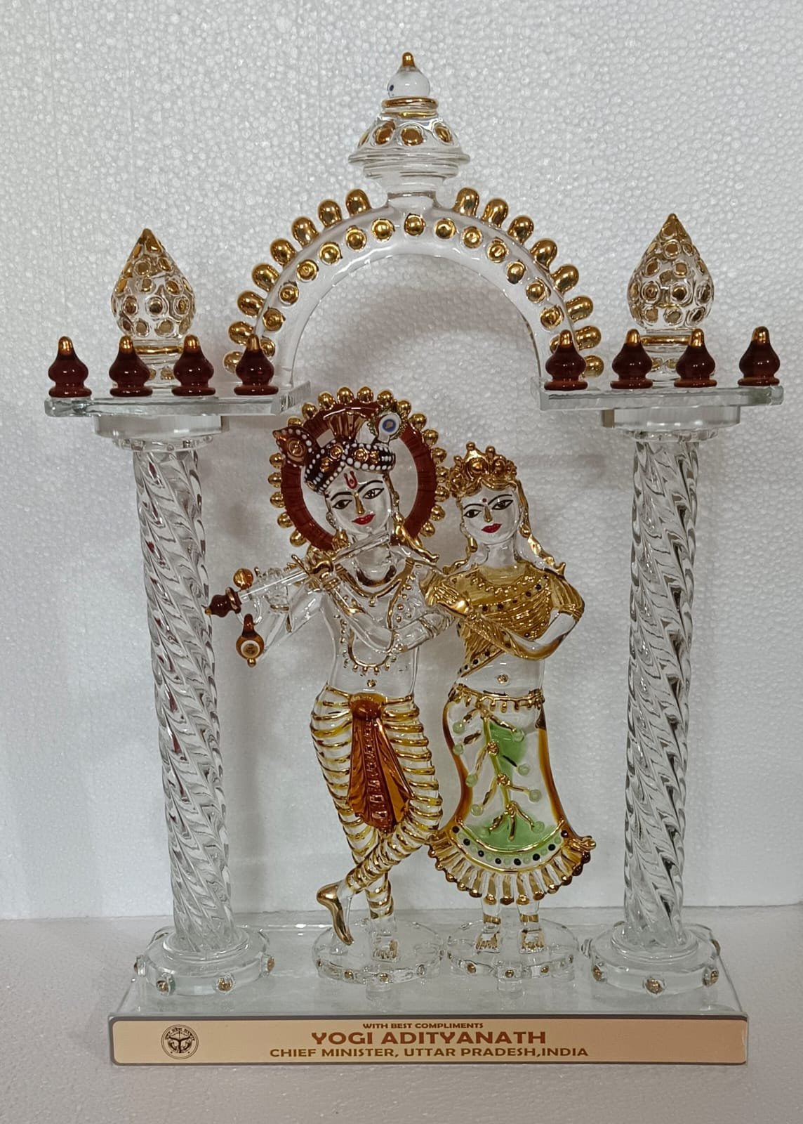 मुख्यमंत्री योगी आदित्यनाथ ने सिंगापुर और जापान दौरे के दौरान ‘एक जिला-एक उत्पाद’ (ODOP) योजना के तहत तैयार यूपी की पारंपरिक कलाकृतियां विदेशी नेताओं, कॉरपोरेट प्रतिनिधियों और बच्चों को भेंट कीं। वाराणसी की गुलाबी मीनाकारी, फिरोजाबाद के ग्लास उत्पाद और सहारनपुर की लकड़ी की नक्काशी ने वैश्विक स्तर पर सराहना पाई। इस पहल से यूपी के कारीगरों को अंतरराष्ट्रीय पहचान और निर्यात के नए अवसर मिलने की उम्मीद बढ़ी है।