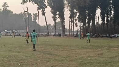 गोरखपुर के पीपीगंज स्थित भगवानपुर मैदान में आयोजित 17वीं राज्यस्तरीय स्व. वीर बहादुर सिंह फुटबॉल प्रतियोगिता में सरदारनगर ने पत्थरदेवा को ट्राई-ब्रेकर में 1-0 से हराया। निर्धारित समय तक दोनों टीमों के बीच कोई गोल नहीं हुआ। सरदारनगर ने शानदार प्रदर्शन करते हुए अगले दौर में जगह बनाई। मैच देखने बड़ी संख्या में दर्शक मैदान में मौजूद रहे।