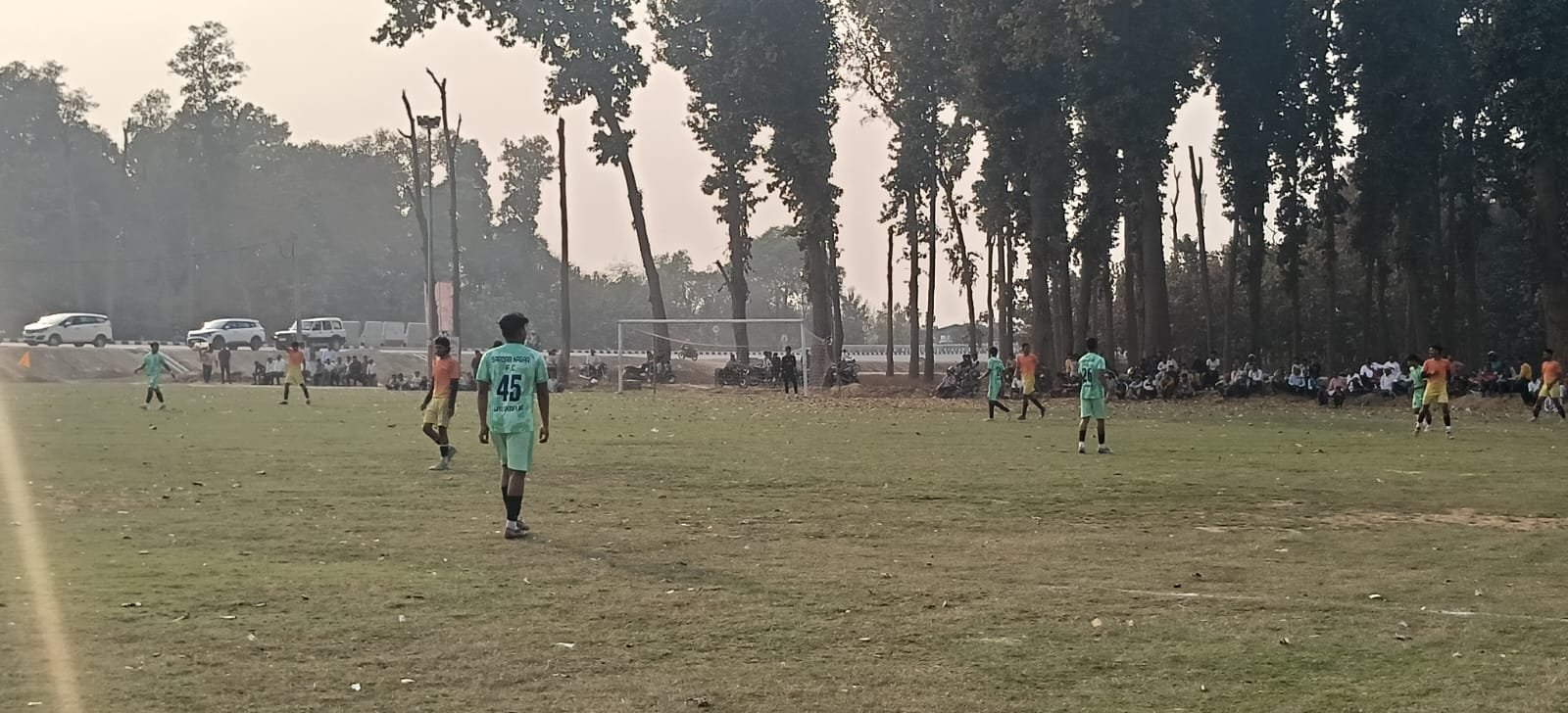 गोरखपुर के पीपीगंज स्थित भगवानपुर मैदान में आयोजित 17वीं राज्यस्तरीय स्व. वीर बहादुर सिंह फुटबॉल प्रतियोगिता में सरदारनगर ने पत्थरदेवा को ट्राई-ब्रेकर में 1-0 से हराया। निर्धारित समय तक दोनों टीमों के बीच कोई गोल नहीं हुआ। सरदारनगर ने शानदार प्रदर्शन करते हुए अगले दौर में जगह बनाई। मैच देखने बड़ी संख्या में दर्शक मैदान में मौजूद रहे।