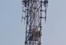 महराजगंज के निचलौल क्षेत्र में प्रेमी से शादी की जिद पर युवती मोबाइल टावर पर चढ़ गई। तीन घंटे तक समझाने के बाद पुलिस ने उसे सुरक्षित नीचे उतारा। युवती का आरोप है कि प्रेमी के घरवाले उसकी शादी कहीं और तय कर रहे हैं। पुलिस ने दोनों परिवारों से वार्ता कर समाधान का भरोसा दिया।