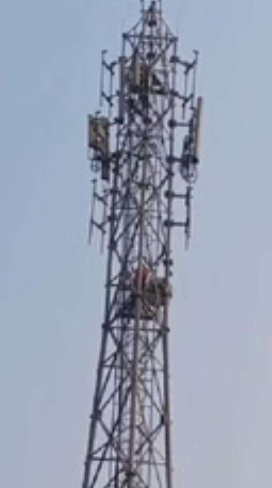 महराजगंज के निचलौल क्षेत्र में प्रेमी से शादी की जिद पर युवती मोबाइल टावर पर चढ़ गई। तीन घंटे तक समझाने के बाद पुलिस ने उसे सुरक्षित नीचे उतारा। युवती का आरोप है कि प्रेमी के घरवाले उसकी शादी कहीं और तय कर रहे हैं। पुलिस ने दोनों परिवारों से वार्ता कर समाधान का भरोसा दिया।