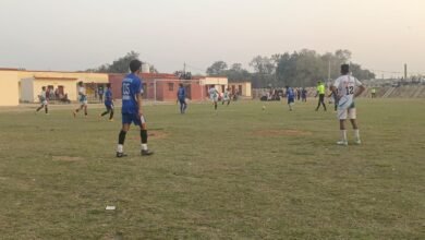 गोरखपुर में आयोजित स्वर्गीय वीर बहादुर सिंह फुटबॉल प्रतियोगिता के पहले सेमीफाइनल में मेडिकल कॉलेज रोड की टीम ने सेंट एंड्रयूज गोरखपुर को 3-1 से हराकर फाइनल में प्रवेश किया। मुकाबला रोमांचक रहा, जिसमें दोनों टीमों ने शानदार खेल दिखाया। मुख्य अतिथियों की उपस्थिति में खिलाड़ियों का उत्साहवर्धन किया गया।