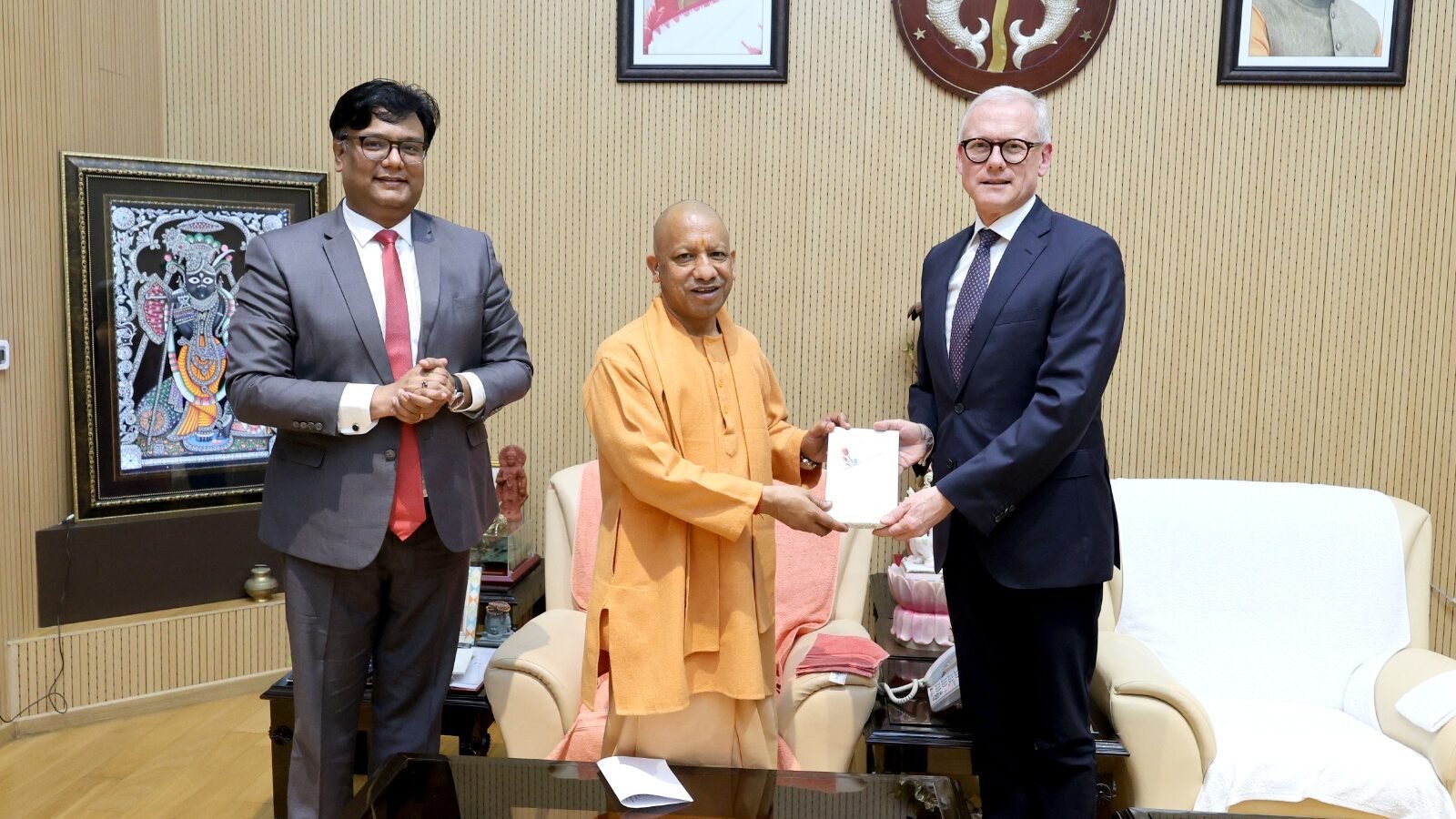 लखनऊ में मुख्यमंत्री योगी आदित्यनाथ से सिंगापुर की वैश्विक लॉजिस्टिक्स कंपनी A.P. Moller–Maersk के प्रबंध निदेशक रीन पील पेडरसन ने भेंट की। बैठक में उत्तर प्रदेश में निवेश विस्तार, अनुकूल कारोबारी माहौल और सरकार की निवेश प्रोत्साहन नीतियों पर चर्चा हुई। मुख्यमंत्री ने मजबूत इंफ्रास्ट्रक्चर, कानून-व्यवस्था और सिंगल विंडो सिस्टम का हवाला देते हुए निवेश बढ़ाने का आमंत्रण दिया।