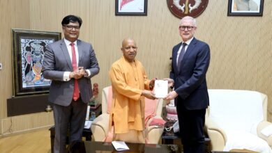 लखनऊ में मुख्यमंत्री योगी आदित्यनाथ से सिंगापुर की वैश्विक लॉजिस्टिक्स कंपनी A.P. Moller–Maersk के प्रबंध निदेशक रीन पील पेडरसन ने भेंट की। बैठक में उत्तर प्रदेश में निवेश विस्तार, अनुकूल कारोबारी माहौल और सरकार की निवेश प्रोत्साहन नीतियों पर चर्चा हुई। मुख्यमंत्री ने मजबूत इंफ्रास्ट्रक्चर, कानून-व्यवस्था और सिंगल विंडो सिस्टम का हवाला देते हुए निवेश बढ़ाने का आमंत्रण दिया।