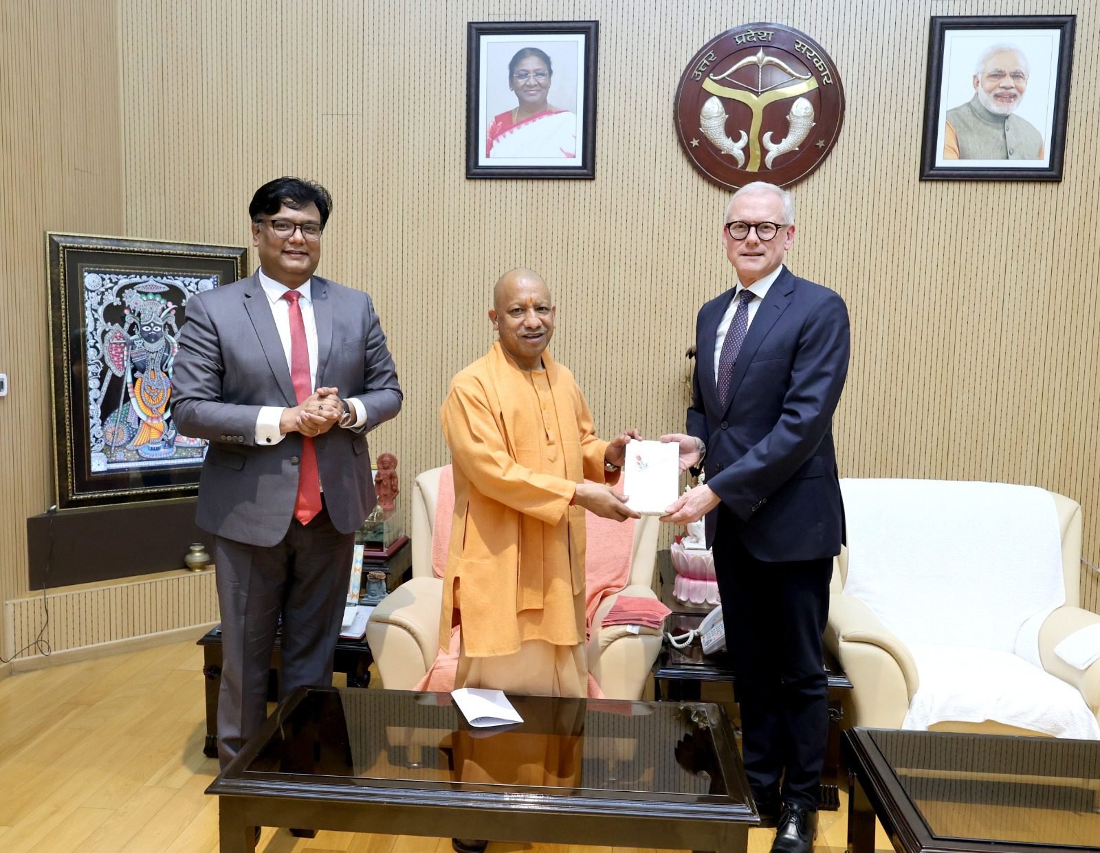 लखनऊ में मुख्यमंत्री योगी आदित्यनाथ से सिंगापुर की वैश्विक लॉजिस्टिक्स कंपनी A.P. Moller–Maersk के प्रबंध निदेशक रीन पील पेडरसन ने भेंट की। बैठक में उत्तर प्रदेश में निवेश विस्तार, अनुकूल कारोबारी माहौल और सरकार की निवेश प्रोत्साहन नीतियों पर चर्चा हुई। मुख्यमंत्री ने मजबूत इंफ्रास्ट्रक्चर, कानून-व्यवस्था और सिंगल विंडो सिस्टम का हवाला देते हुए निवेश बढ़ाने का आमंत्रण दिया।