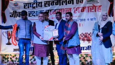 भलुअनी, देवरिया की सामाजिक संस्था स्वच्छ भलुअनी स्वस्थ भलुअनी यूथ ब्रिगेड को गाजीपुर में आयोजित राष्ट्रीय सम्मेलन एवं जीवन रक्षक सम्मान समारोह में सम्मानित किया गया। जीवन रक्षक फाउंडेशन द्वारा आयोजित कार्यक्रम में देश के 28 राज्यों के रक्तवीरों की उपस्थिति रही। स्वच्छता, रक्तदान, नशामुक्ति, पर्यावरण संरक्षण और सामाजिक जागरूकता के क्षेत्र में किए गए उल्लेखनीय कार्यों के लिए संस्था के संस्थापकों को प्रशस्ति पत्र व मोमेंटो प्रदान किया गया।