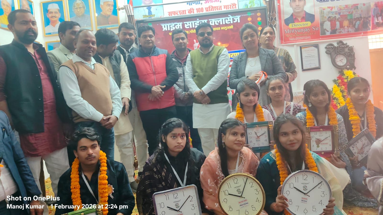 भलुअनी, देवरिया स्थित प्राइम साइंस क्लासेज में कक्षा 10वीं व 12वीं के छात्रों के सम्मान में विदाई समारोह आयोजित हुआ। मुख्य अतिथि मानवीर सिंह ने छात्रों को अनुशासन व आत्मविश्वास के साथ पढ़ाई करने का संदेश दिया। नगर पंचायत अध्यक्ष देवेश कुमार सहित अतिथियों ने बोर्ड परीक्षा को जीवन का अहम मोड़ बताया।