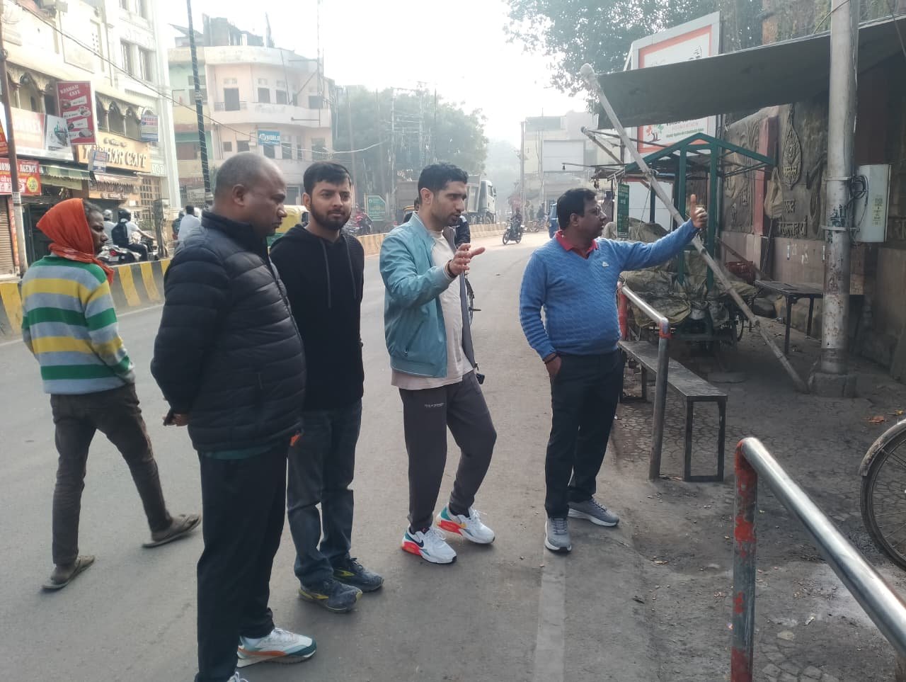 वाराणसी में स्वच्छता और जलनिकासी व्यवस्था को मजबूत करने के लिए नगर आयुक्त हिमांशु नागपाल ने बुधवार तड़के शहर के कई इलाकों का औचक निरीक्षण किया। उन्होंने सफाई, हॉर्टिकल्चर, सीवर और पेयजल संबंधी समस्याओं के त्वरित निस्तारण के निर्देश दिए। सिंधुरिया कॉलोनी में जलभराव के स्थायी समाधान के लिए ट्रेंचलेस विधि से पाइप डालने और नई स्टॉर्म वाटर व ड्रेनेज लाइनों के कार्यों में तेजी लाने के आदेश दिए गए।