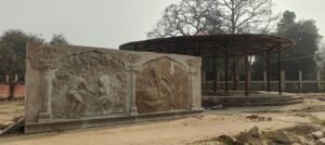 अयोध्या में गुप्तारघाट का वैभव पुनः लौट रहा है। योगी सरकार की रामराज्य परिकल्पना के तहत तीसरे चरण का विकास कार्य अंतिम चरण में है। लगभग 18.34 करोड़ रुपये की लागत से बने ओपन एयर थियेटर, रावण वध दृश्य, हनुमान व जटायु की भव्य मूर्तियां रामायण की जीवंत झलक देंगी। यह स्थल जल्द ही धार्मिक, सांस्कृतिक और पर्यटन का प्रमुख केंद्र बनेगा।