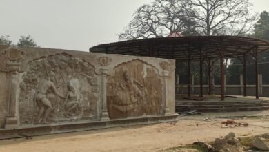 अयोध्या में गुप्तारघाट का वैभव पुनः लौट रहा है। योगी सरकार की रामराज्य परिकल्पना के तहत तीसरे चरण का विकास कार्य अंतिम चरण में है। लगभग 18.34 करोड़ रुपये की लागत से बने ओपन एयर थियेटर, रावण वध दृश्य, हनुमान व जटायु की भव्य मूर्तियां रामायण की जीवंत झलक देंगी। यह स्थल जल्द ही धार्मिक, सांस्कृतिक और पर्यटन का प्रमुख केंद्र बनेगा।