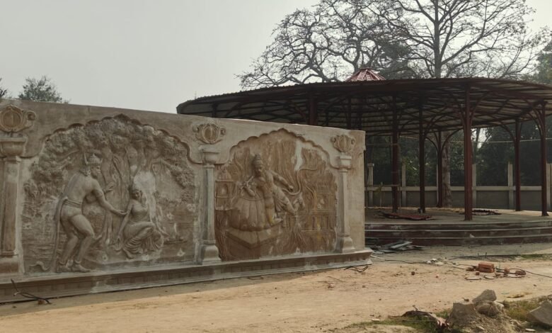 अयोध्या में गुप्तारघाट का वैभव पुनः लौट रहा है। योगी सरकार की रामराज्य परिकल्पना के तहत तीसरे चरण का विकास कार्य अंतिम चरण में है। लगभग 18.34 करोड़ रुपये की लागत से बने ओपन एयर थियेटर, रावण वध दृश्य, हनुमान व जटायु की भव्य मूर्तियां रामायण की जीवंत झलक देंगी। यह स्थल जल्द ही धार्मिक, सांस्कृतिक और पर्यटन का प्रमुख केंद्र बनेगा।