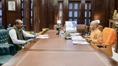 भारतीय किसान यूनियन (अराजनैतिक) के राष्ट्रीय प्रवक्ता धर्मेंद्र मलिक ने मुख्यमंत्री योगी आदित्यनाथ से मुलाकात कर द गंगा सहकारी चीनी मिल, मोरना के आधुनिकीकरण एवं विस्तार के लिए 261.91 करोड़ रुपये की स्वीकृति पर आभार जताया। उन्होंने इसे पश्चिमी उत्तर प्रदेश के गन्ना किसानों के लिए ऐतिहासिक निर्णय बताया। इस परियोजना से मिल की पेराई क्षमता बढ़ेगी, समय पर गन्ना भुगतान सुनिश्चित होगा और स्थानीय स्तर पर रोजगार व आर्थिक गतिविधियों को मजबूती मिलेगी।