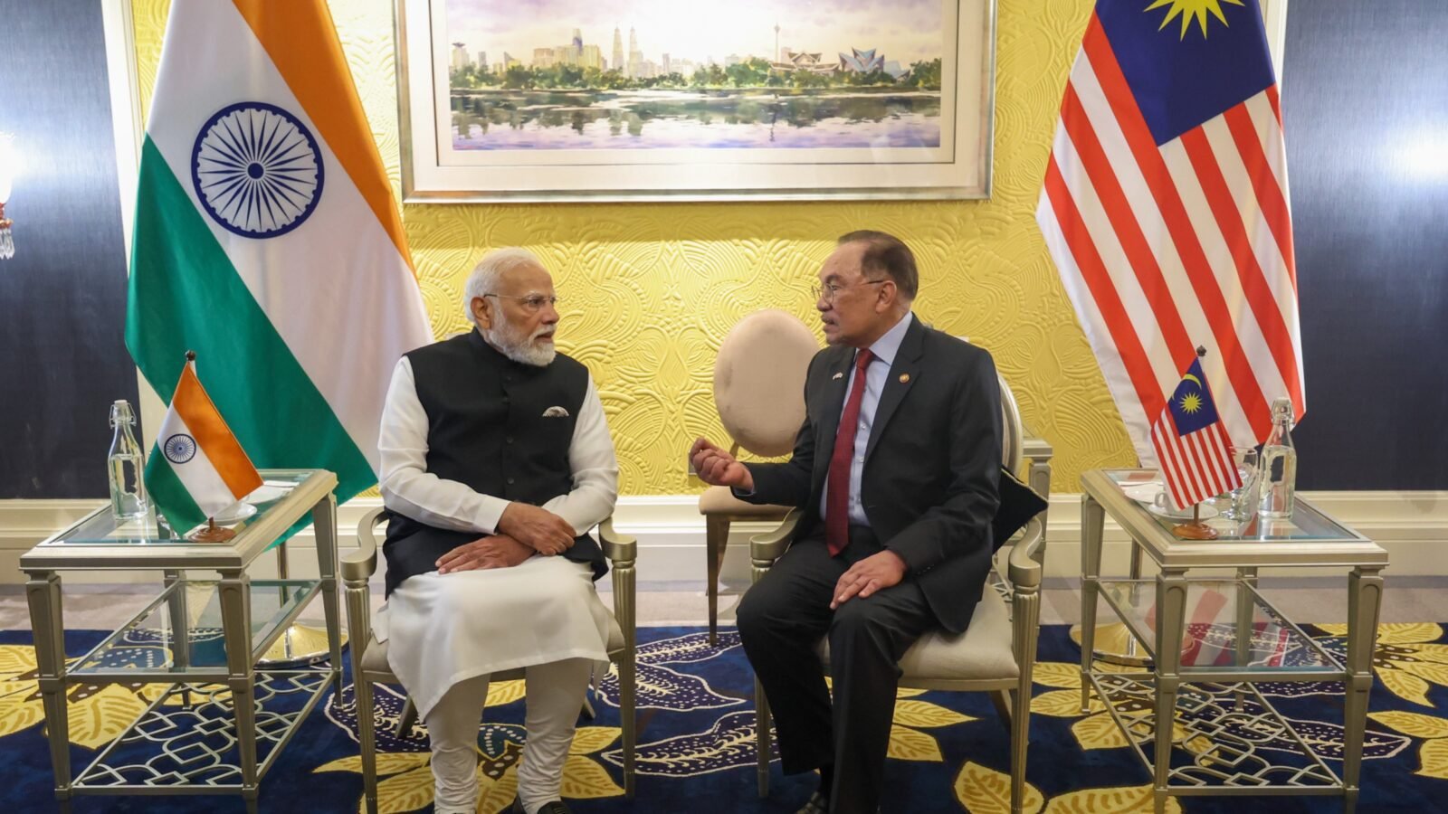 प्रधानमंत्री नरेंद्र मोदी की मलेशिया यात्रा के दौरान भारत और मलेशिया ने आतंकवाद से निपटने, खुफिया जानकारी साझा करने, समुद्री सुरक्षा, रक्षा, कृत्रिम बुद्धिमत्ता, डिजिटल तकनीक और सेमीकंडक्टर क्षेत्रों में सहयोग बढ़ाने पर सहमति जताई। दोनों देशों ने हिंद-प्रशांत क्षेत्र को वैश्विक विकास का इंजन बताते हुए आसियान के साथ शांति और स्थिरता के लिए प्रतिबद्धता दोहराई। आतंकवाद पर दोहरे मापदंडों का कड़ा विरोध किया गया।