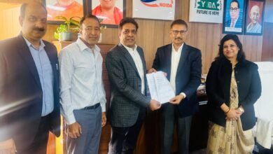 उत्तर प्रदेश को एआई और डिजिटल इंफ्रास्ट्रक्चर हब बनाने की दिशा में बड़ा कदम उठाया गया है। एएम ग्रुप और इन्वेस्ट यूपी के बीच हुए समझौते के तहत यीडा क्षेत्र में 1 गीगावॉट एआई-एचपीसी हब स्थापित होगा। 25 बिलियन डॉलर निवेश वाली यह परियोजना 2030 तक पूरी होगी और रोजगार, तकनीकी नवाचार व औद्योगिक विकास को नई गति देगी।