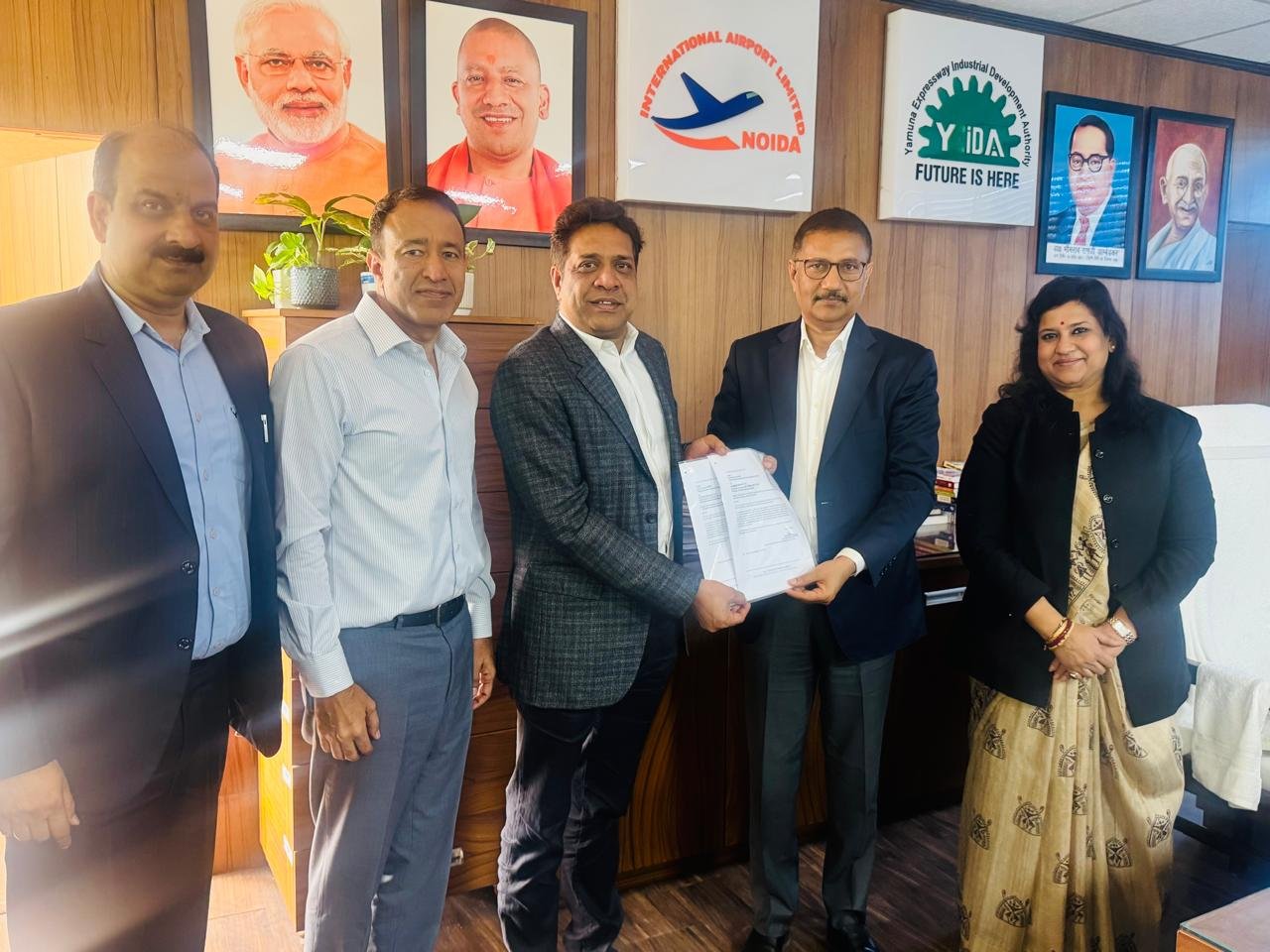 उत्तर प्रदेश को एआई और डिजिटल इंफ्रास्ट्रक्चर हब बनाने की दिशा में बड़ा कदम उठाया गया है। एएम ग्रुप और इन्वेस्ट यूपी के बीच हुए समझौते के तहत यीडा क्षेत्र में 1 गीगावॉट एआई-एचपीसी हब स्थापित होगा। 25 बिलियन डॉलर निवेश वाली यह परियोजना 2030 तक पूरी होगी और रोजगार, तकनीकी नवाचार व औद्योगिक विकास को नई गति देगी।