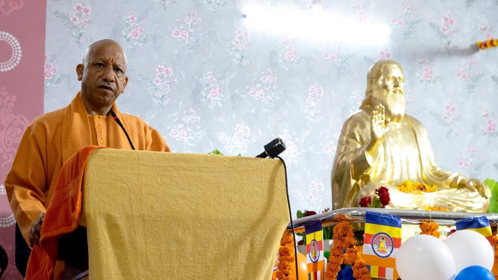 लखनऊ में संत शिरोमणि सद्गुरु रविदास की 649वीं जयंती पर आयोजित कार्यक्रम में योगी आदित्यनाथ शामिल हुए। उन्होंने संत रविदास मठ में प्रतिमा व सभागार का लोकार्पण कर संतों को समाज को जोड़ने वाली शक्ति बताया। सीएम ने कहा कि ‘सबका साथ-सबका विकास’ की प्रेरणा संत रविदास की वाणी से ही उपजी है और यह भारत को एकजुट रखने की राह दिखाती है।