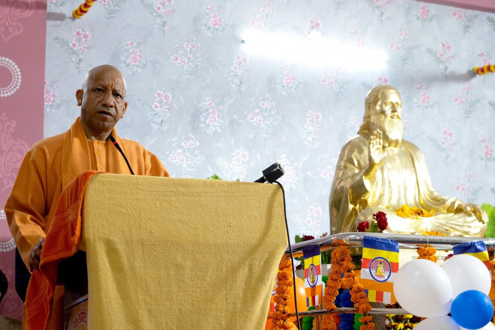 लखनऊ में संत शिरोमणि सद्गुरु रविदास की 649वीं जयंती पर आयोजित कार्यक्रम में योगी आदित्यनाथ शामिल हुए। उन्होंने संत रविदास मठ में प्रतिमा व सभागार का लोकार्पण कर संतों को समाज को जोड़ने वाली शक्ति बताया। सीएम ने कहा कि ‘सबका साथ-सबका विकास’ की प्रेरणा संत रविदास की वाणी से ही उपजी है और यह भारत को एकजुट रखने की राह दिखाती है।