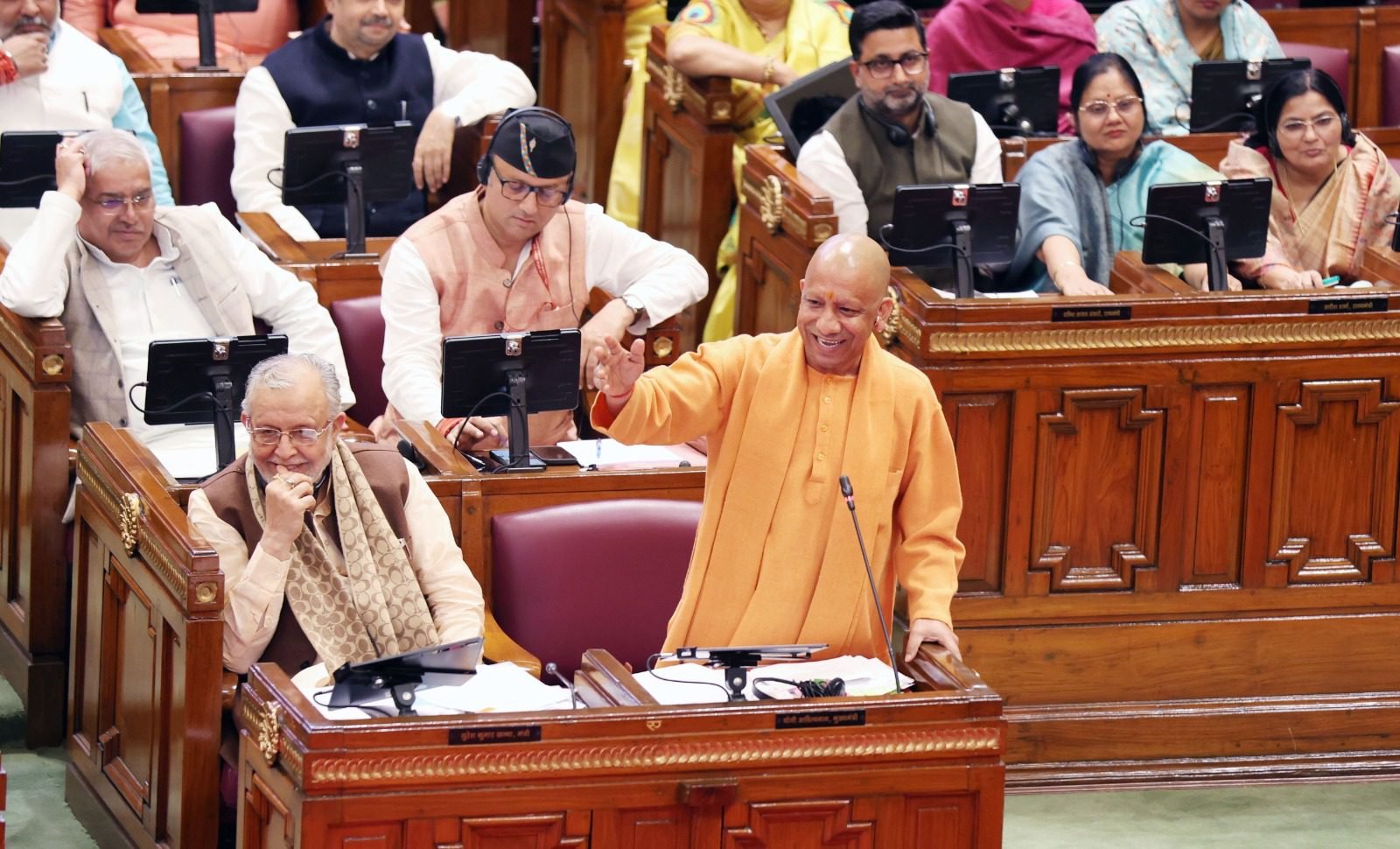 विधानसभा में मुख्यमंत्री योगी आदित्यनाथ ने शंकराचार्य विवाद पर सरकार का पक्ष रखते हुए कहा कि यह पद सनातन परंपरा में सर्वोच्च और पवित्र है। उन्होंने चार पीठों और वेदों की परंपरा का उल्लेख किया तथा स्पष्ट किया कि कानून सबके लिए समान है। विपक्ष पर भ्रम फैलाने का आरोप भी लगाया।