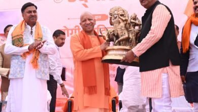 मुख्यमंत्री योगी आदित्यनाथ ने गोरखपुर के कैम्पियरगंज में प्रदेश की पहली वानिकी एवं उद्यान विज्ञान विश्वविद्यालय की स्थापना की घोषणा करते हुए कहा कि यहां से मिलने वाली डिग्री और डिप्लोमा युवाओं के लिए नौकरी की गारंटी होंगे। यह विश्वविद्यालय पर्यावरण संरक्षण, वनाच्छादन बढ़ाने और किसानों की आय में वृद्धि में महत्वपूर्ण योगदान देगा। सीएम ने जंगल कौड़िया ब्लॉक में विकास कार्यों का उद्घाटन करते हुए कहा कि सरकार युवाओं को रोजगार और क्षेत्र के समग्र विकास के लिए प्रतिबद्ध है।