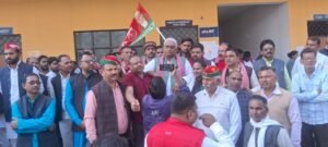 देवरिया के भलुअनी में समाजवादी पार्टी कार्यकर्ताओं ने पूर्व जिलाध्यक्ष गेनालाल यादव के नेतृत्व में बरहज तक पदयात्रा निकाली। कार्यकर्ताओं ने भाजपा सरकार के खिलाफ नारेबाजी कर मोहन सेतु निर्माण और सोनूघाट-बरहज मार्ग की मरम्मत की मांग उठाई। सपा नेताओं ने क्षेत्र की अनदेखी का आरोप लगाते हुए चेतावनी दी कि समस्याओं का समाधान नहीं हुआ तो आंदोलन तेज किया जाएगा।