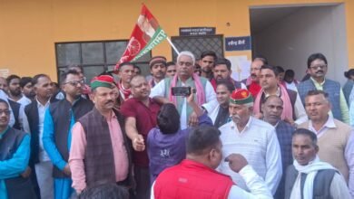 देवरिया के भलुअनी में समाजवादी पार्टी कार्यकर्ताओं ने पूर्व जिलाध्यक्ष गेनालाल यादव के नेतृत्व में बरहज तक पदयात्रा निकाली। कार्यकर्ताओं ने भाजपा सरकार के खिलाफ नारेबाजी कर मोहन सेतु निर्माण और सोनूघाट-बरहज मार्ग की मरम्मत की मांग उठाई। सपा नेताओं ने क्षेत्र की अनदेखी का आरोप लगाते हुए चेतावनी दी कि समस्याओं का समाधान नहीं हुआ तो आंदोलन तेज किया जाएगा।