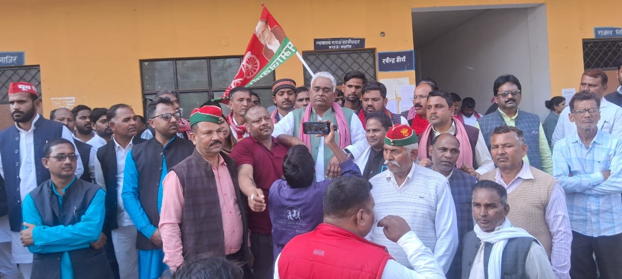 देवरिया के भलुअनी में समाजवादी पार्टी कार्यकर्ताओं ने पूर्व जिलाध्यक्ष गेनालाल यादव के नेतृत्व में बरहज तक पदयात्रा निकाली। कार्यकर्ताओं ने भाजपा सरकार के खिलाफ नारेबाजी कर मोहन सेतु निर्माण और सोनूघाट-बरहज मार्ग की मरम्मत की मांग उठाई। सपा नेताओं ने क्षेत्र की अनदेखी का आरोप लगाते हुए चेतावनी दी कि समस्याओं का समाधान नहीं हुआ तो आंदोलन तेज किया जाएगा।