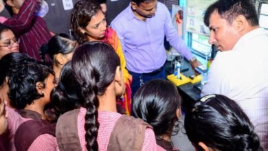 उत्तर प्रदेश के बागपत जिले के छपरौली ब्लॉक में स्थापित अत्याधुनिक एस्ट्रोनॉमी लैब ग्रामीण छात्राओं के लिए नई उम्मीद बनकर उभरी है। यहां बेटियां टेलिस्कोप से चंद्रमा का अवलोकन कर रही हैं और डिजिटल सॉफ्टवेयर से अंतरिक्ष विज्ञान सीख रही हैं। योगी सरकार की इस पहल से बालिकाओं में वैज्ञानिक सोच, आत्मविश्वास और अंतरिक्ष करियर के प्रति रुचि बढ़ रही है। एआई-संचालित स्मार्ट क्लास और प्रयोग आधारित शिक्षा से सरकारी स्कूलों की बेटियां अब विज्ञान के क्षेत्र में नई पहचान बना रही हैं।