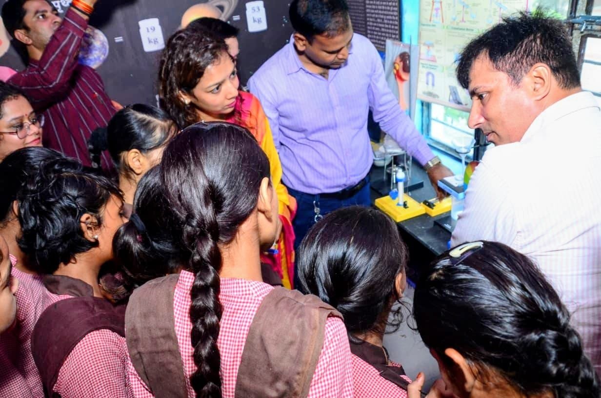 उत्तर प्रदेश के बागपत जिले के छपरौली ब्लॉक में स्थापित अत्याधुनिक एस्ट्रोनॉमी लैब ग्रामीण छात्राओं के लिए नई उम्मीद बनकर उभरी है। यहां बेटियां टेलिस्कोप से चंद्रमा का अवलोकन कर रही हैं और डिजिटल सॉफ्टवेयर से अंतरिक्ष विज्ञान सीख रही हैं। योगी सरकार की इस पहल से बालिकाओं में वैज्ञानिक सोच, आत्मविश्वास और अंतरिक्ष करियर के प्रति रुचि बढ़ रही है। एआई-संचालित स्मार्ट क्लास और प्रयोग आधारित शिक्षा से सरकारी स्कूलों की बेटियां अब विज्ञान के क्षेत्र में नई पहचान बना रही हैं।