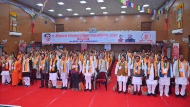 वाराणसी के सारनाथ स्थित केंद्रीय तिब्बती उच्च शिक्षण संस्थान में पंडित दीनदयाल उपाध्याय प्रशिक्षण महाअभियान-2026 के अंतर्गत प्रदेश स्तरीय कार्यशाला संपन्न हुई। इसमें उत्तर प्रदेश, उत्तराखंड और बिहार के पदाधिकारियों ने संगठन मजबूती, बूथ प्रबंधन और वैचारिक विकास पर चर्चा की। राष्ट्रीय सह संगठन महामंत्री शिव प्रकाश और राष्ट्रीय महामंत्री तरुण चुग ने प्रशिक्षण को राष्ट्र निर्माण का आधार बताया। कार्यशाला में संगठन विस्तार, चुनाव प्रबंधन, सोशल मीडिया और एआई आधारित तकनीक पर भी मंथन किया गया।