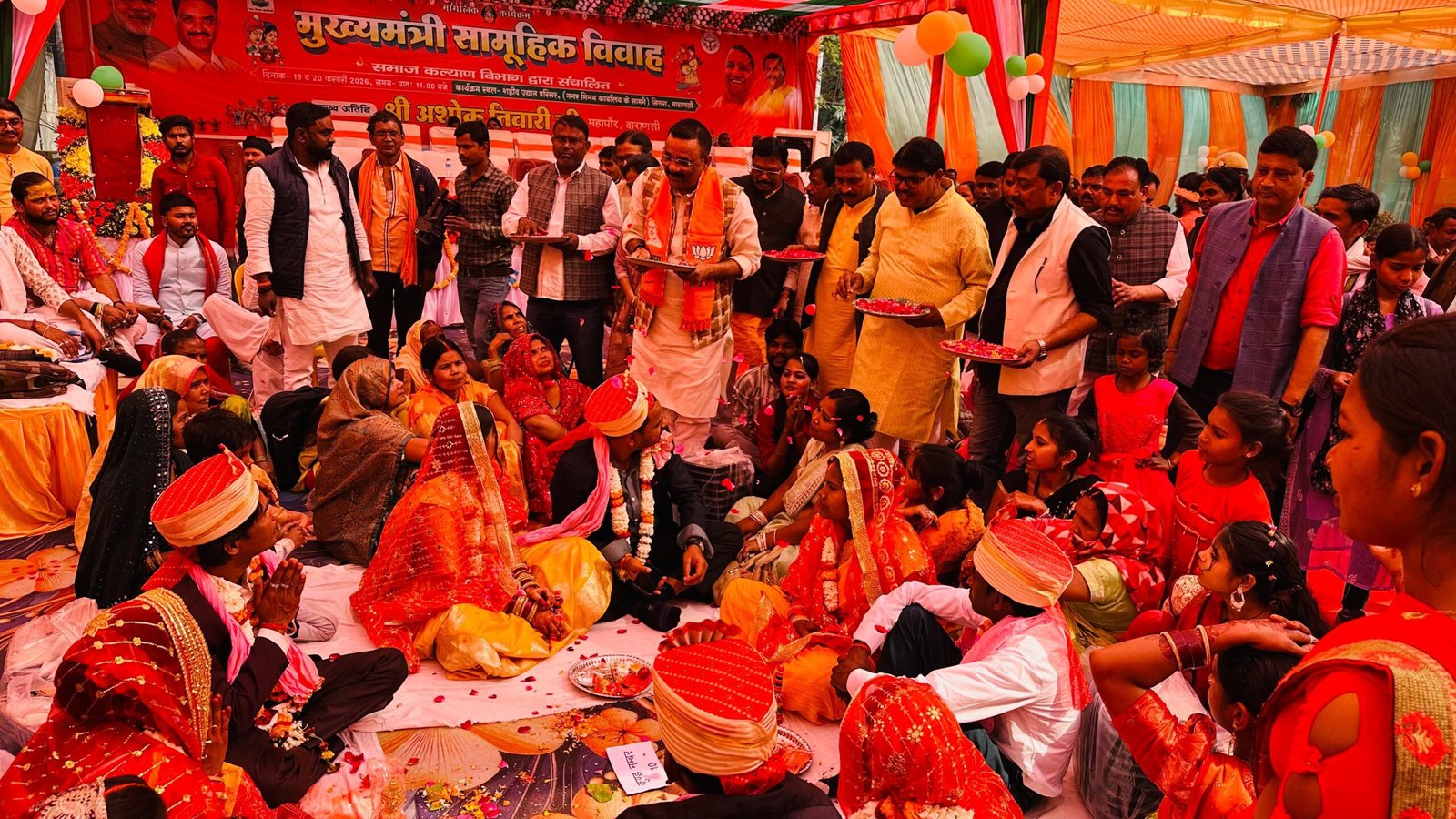 वाराणसी के सिगरा स्थित शहीद उद्यान में मुख्यमंत्री सामूहिक विवाह योजना के तहत 83 जोड़ों का विवाह संपन्न हुआ। इसमें 80 हिंदू जोड़ों ने सात फेरे लिए और तीन मुस्लिम जोड़ों का निकाह हुआ। योजना के तहत प्रत्येक जोड़े को एक लाख रुपये की सहायता दी गई, जिसमें 60 हजार रुपये कन्या के खाते में भेजे गए और उपहार सामग्री भी प्रदान की गई। महापौर अशोक कुमार तिवारी ने योजना को गरीब परिवारों के लिए महत्वपूर्ण सहारा बताया।