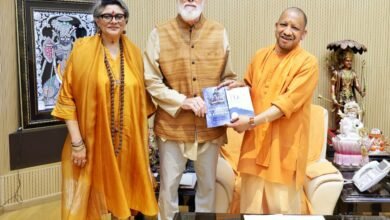 अमेरिका के प्रख्यात वैदिक विद्वान डॉ. डेविड फ्रॉले ने लखनऊ में मुख्यमंत्री योगी आदित्यनाथ से मुलाकात कर योग, आयुर्वेद और सनातन संस्कृति पर चर्चा की। उन्होंने योगी के नेतृत्व की सराहना करते हुए कहा कि वे नाथ परंपरा और भारतीय आध्यात्मिक विरासत को वैश्विक स्तर पर पुनर्जीवित कर रहे हैं। नई अयोध्या को उन्होंने वेदों की ओर लौटने का मार्ग बताया।