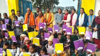 भलुअनी, देवरिया के करूअना स्थित दुर्गावती देवी शिक्षण संस्थान में गणतंत्र दिवस के अवसर पर सम्मान समारोह आयोजित हुआ। कार्यक्रम में छात्रों को पुरस्कृत किया गया। मुख्य अतिथि संतोष मद्धेशिया वैश्य सहित विशिष्ट अतिथियों ने छात्रों को अनुशासन, परिश्रम और आत्मविश्वास के साथ आगे बढ़ने की प्रेरणा दी।