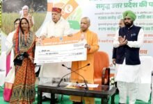 मुख्यमंत्री योगी आदित्यनाथ ने प्रधानमंत्री फसल बीमा योजना और मुख्यमंत्री कृषक दुर्घटना कल्याण योजना के तहत 460 करोड़ रुपये की सहायता राशि किसानों और उनके परिवारों के खातों में ट्रांसफर की। इससे 2.51 लाख किसान और 3500 लाभार्थी परिवार लाभान्वित हुए। सीएम ने कहा कि अब बिचौलियों की भूमिका समाप्त हो गई है और सरकार सीधे किसानों के खाते में धन पहुंचा रही है। उन्होंने अधिकारियों को निर्देश दिया कि सभी लाभार्थियों को समय पर सहायता राशि सुनिश्चित की जाए।