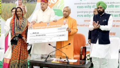 मुख्यमंत्री योगी आदित्यनाथ ने प्रधानमंत्री फसल बीमा योजना और मुख्यमंत्री कृषक दुर्घटना कल्याण योजना के तहत 460 करोड़ रुपये की सहायता राशि किसानों और उनके परिवारों के खातों में ट्रांसफर की। इससे 2.51 लाख किसान और 3500 लाभार्थी परिवार लाभान्वित हुए। सीएम ने कहा कि अब बिचौलियों की भूमिका समाप्त हो गई है और सरकार सीधे किसानों के खाते में धन पहुंचा रही है। उन्होंने अधिकारियों को निर्देश दिया कि सभी लाभार्थियों को समय पर सहायता राशि सुनिश्चित की जाए।