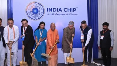 ग्रेटर नोएडा के जेवर में 3700 करोड़ रुपये की सेमीकंडक्टर परियोजना का शिलान्यास प्रधानमंत्री नरेंद्र मोदी के कर-कमलों से किया गया। मुख्यमंत्री योगी आदित्यनाथ ने कहा कि यह परियोजना उत्तर प्रदेश को वैश्विक तकनीकी मानचित्र पर स्थापित करेगी। एचसीएल और फॉक्सकॉन के संयुक्त उपक्रम से स्थापित यह यूनिट हर महीने 3.6 करोड़ चिप्स का उत्पादन करेगी। इससे रोजगार, निवेश और इलेक्ट्रॉनिक्स विनिर्माण को बढ़ावा मिलेगा तथा उत्तर प्रदेश निवेश का प्रमुख ड्रीम डेस्टिनेशन बनेगा और तकनीकी आत्मनिर्भरता मजबूत होगी।