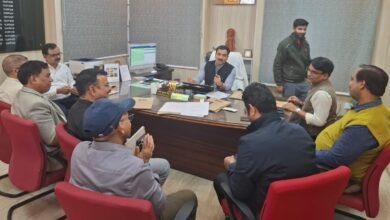 गोरखपुर में अटल वयो अभ्युदय योजना के अंतर्गत 60 वर्ष से अधिक आयु के 50 वरिष्ठ नागरिकों की नि:शुल्क मोतियाबिंद सर्जरी कराई जाएगी। साथ ही विशेष स्वास्थ्य शिविरों में डिमेंशिया, शुगर, बीपी और अन्य रोगों की जांच व दवाएं मुफ्त दी जाएंगी। प्रशासन ने लाभार्थियों की सूची तैयार करने और एनजीओ चयन के निर्देश दिए हैं।