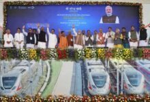 प्रधानमंत्री नरेंद्र मोदी ने मेरठ में नमो भारत रैपिड रेल और मेरठ मेट्रो के लोकार्पण के अवसर पर जनसभा को संबोधित करते हुए विपक्ष, खासकर कांग्रेस, पर तीखा हमला बोला। उन्होंने कहा कि भाजपा विकास की राजनीति कर रही है, जबकि कुछ दल देश की उपलब्धियों को विवादों में घसीट रहे हैं। प्रधानमंत्री ने उत्तर प्रदेश में बेहतर कानून व्यवस्था, औद्योगिक निवेश और एमएसएमई को बढ़ावा देने का उल्लेख किया। उन्होंने कहा कि प्रदेश का विकास ही विकसित भारत की मजबूत आधारशिला है।