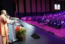 सिंगापुर में भारतीय समुदाय को संबोधित करते हुए मुख्यमंत्री योगी आदित्यनाथ ने उत्तर प्रदेश के बदले स्वरूप को प्रस्तुत किया। उन्होंने कहा कि यूपी अब दंगा और कर्फ्यू से निकलकर विकास, निवेश, कानून-व्यवस्था और औद्योगिक प्रगति का केंद्र बन गया है। बीते नौ वर्षों में राज्य की अर्थव्यवस्था और प्रति व्यक्ति आय में तीन गुना वृद्धि हुई है। उन्होंने प्रवासी भारतीयों को निवेश और साझेदारी के लिए आमंत्रित करते हुए भारत की वैश्विक भूमिका और सांस्कृतिक मूल्यों पर भी प्रकाश डाला।