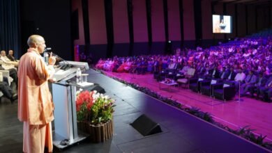 सिंगापुर में भारतीय समुदाय को संबोधित करते हुए मुख्यमंत्री योगी आदित्यनाथ ने उत्तर प्रदेश के बदले स्वरूप को प्रस्तुत किया। उन्होंने कहा कि यूपी अब दंगा और कर्फ्यू से निकलकर विकास, निवेश, कानून-व्यवस्था और औद्योगिक प्रगति का केंद्र बन गया है। बीते नौ वर्षों में राज्य की अर्थव्यवस्था और प्रति व्यक्ति आय में तीन गुना वृद्धि हुई है। उन्होंने प्रवासी भारतीयों को निवेश और साझेदारी के लिए आमंत्रित करते हुए भारत की वैश्विक भूमिका और सांस्कृतिक मूल्यों पर भी प्रकाश डाला।