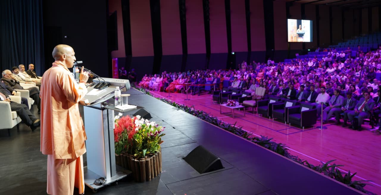 सिंगापुर में भारतीय समुदाय को संबोधित करते हुए मुख्यमंत्री योगी आदित्यनाथ ने उत्तर प्रदेश के बदले स्वरूप को प्रस्तुत किया। उन्होंने कहा कि यूपी अब दंगा और कर्फ्यू से निकलकर विकास, निवेश, कानून-व्यवस्था और औद्योगिक प्रगति का केंद्र बन गया है। बीते नौ वर्षों में राज्य की अर्थव्यवस्था और प्रति व्यक्ति आय में तीन गुना वृद्धि हुई है। उन्होंने प्रवासी भारतीयों को निवेश और साझेदारी के लिए आमंत्रित करते हुए भारत की वैश्विक भूमिका और सांस्कृतिक मूल्यों पर भी प्रकाश डाला।