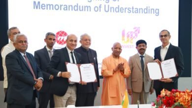 मुख्यमंत्री योगी आदित्यनाथ के सिंगापुर दौरे के पहले दिन उत्तर प्रदेश को 19,877 करोड़ रुपये के निवेश प्रस्ताव प्राप्त हुए। यूनिवर्सल सक्सेस ग्रुप, गोल्डन स्टेट कैपिटल, पीआईडीजी और एवीपीएन लिमिटेड सहित कई अंतरराष्ट्रीय कंपनियों ने डेटा सेंटर, ग्रीन एनर्जी और इंफ्रास्ट्रक्चर क्षेत्र में निवेश के लिए समझौता ज्ञापन किए। साथ ही आईटीई एजुकेशन सर्विसेज के सहयोग से कौशल विकास को भी बढ़ावा मिलेगा। यह निवेश प्रदेश की अर्थव्यवस्था, रोजगार और डिजिटल विकास को नई गति देगा।