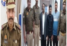 गोरखपुर के गोरखनाथ थाना क्षेत्र में पुलिस ने बड़ी कार्रवाई करते हुए 24 घंटे के भीतर दो शातिर लुटेरों और एक सर्राफा कारोबारी को गिरफ्तार किया है। आरोपी ई-रिक्शा में बैठकर बुजुर्ग और ग्रामीण महिलाओं को निशाना बनाते थे और उनके जेवरात लूट लेते थे। पुलिस ने सैकड़ों CCTV फुटेज की मदद से आरोपियों की पहचान कर लूट का सामान बरामद कर लिया। गिरोह का एक सदस्य अभी फरार है, जिसकी तलाश जारी है। पुलिस की इस कार्रवाई से लोगों में सुरक्षा का विश्वास बढ़ा है।