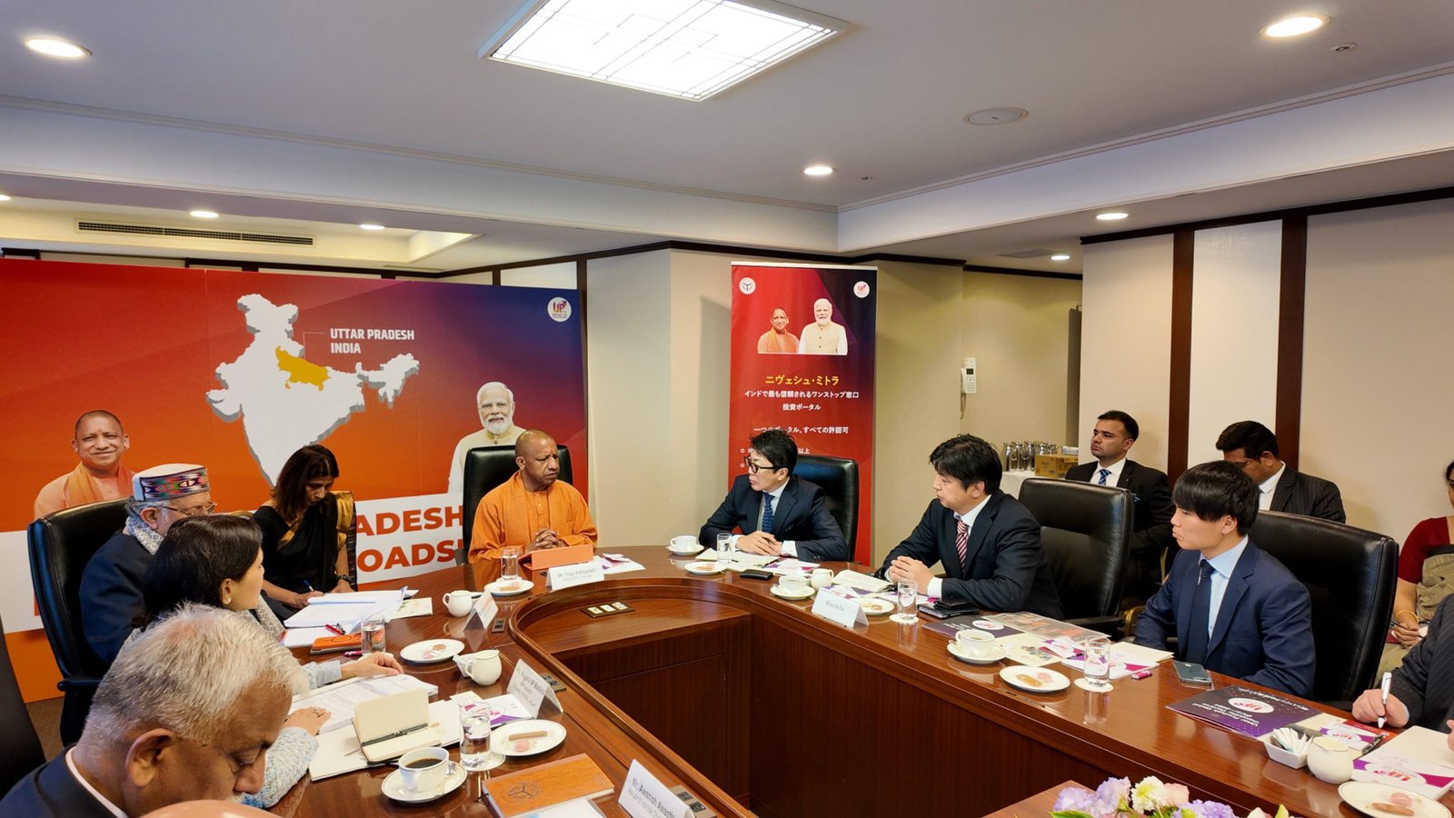 मुख्यमंत्री योगी आदित्यनाथ ने जापान दौरे के दौरान टोक्यो में निवेशकों को उत्तर प्रदेश में निवेश के लिए आमंत्रित किया। उन्होंने यमुना एक्सप्रेसवे इंडस्ट्रियल डेवलपमेंट अथॉरिटी (यीडा) क्षेत्र में विकसित हो रहे मेडिकल डिवाइस पार्क को जापानी कंपनियों के लिए सुनहरा अवसर बताया। इस दौरे में 11,000 करोड़ रुपये के निवेश समझौते हुए। सेमीकंडक्टर, डेटा सेंटर, ग्रीन एनर्जी और लॉजिस्टिक्स सेक्टर में निवेश की संभावनाओं पर जोर दिया गया, जिससे यूपी को वैश्विक मैन्युफैक्चरिंग हब बनाने की दिशा मजबूत हुई।