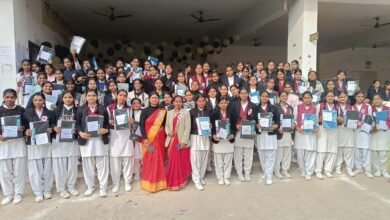 भलुअनी, देवरिया स्थित श्रीकृष्ण शिक्षण संस्थान इंटरमीडिएट कॉलेज में कक्षा 11 के छात्रों ने कक्षा 12 के विद्यार्थियों के सम्मान में विदाई समारोह आयोजित किया। पूर्व प्रधानाचार्य गोविन्द तिवारी ने बोर्ड परीक्षा को जीवन का अहम पड़ाव बताते हुए परिश्रम व अनुशासन से पढ़ाई की सलाह दी। प्रधानाचार्य प्रभात मिश्र ने छात्रों के उज्ज्वल भविष्य की कामना की।