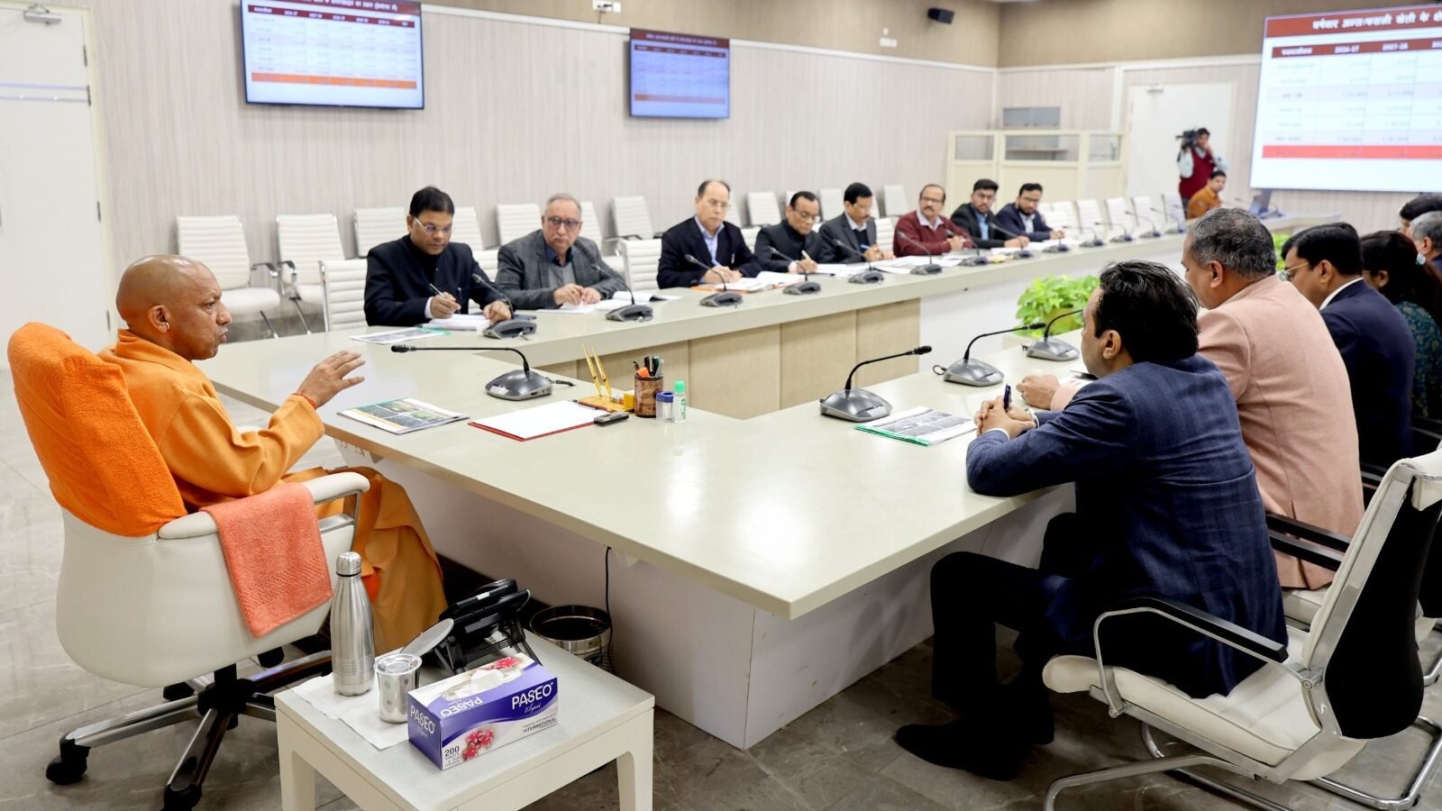 लखनऊ में उच्च स्तरीय बैठक के दौरान मुख्यमंत्री योगी आदित्यनाथ ने कहा कि गन्ने के साथ तिलहनी व दलहनी अंतःफसली खेती उत्तर प्रदेश की कृषि को नई दिशा देगी। उन्होंने कहा कि यह मॉडल किसानों की आय को बहु-गुणित करेगा और जोखिम कम करेगा। वर्ष 2026-27 से 2030-31 तक इसे मिशन मोड में लागू किया जाएगा, जिससे अतिरिक्त उत्पादन, स्थिर आय और कृषि क्षेत्र में आत्मनिर्भरता बढ़ेगी।