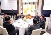 मुख्यमंत्री योगी आदित्यनाथ के सिंगापुर और जापान दौरे में उत्तर प्रदेश को ₹1.5 लाख करोड़ के एमओयू और ₹2.5 लाख करोड़ के निवेश प्रस्ताव प्राप्त हुए। इससे 5 लाख से अधिक युवाओं को रोजगार मिलने की संभावना है। ग्रीन हाइड्रोजन, ऑटोमोबाइल, लॉजिस्टिक्स, सेमीकंडक्टर और टेक्नोलॉजी क्षेत्रों में निवेश बढ़ेगा। यामानाशी के साथ तकनीकी सहयोग और ‘जापान सिटी’ जैसी परियोजनाएं यूपी को 2029-30 तक वन ट्रिलियन डॉलर अर्थव्यवस्था बनाने के लक्ष्य की दिशा में महत्वपूर्ण गति देंगी।