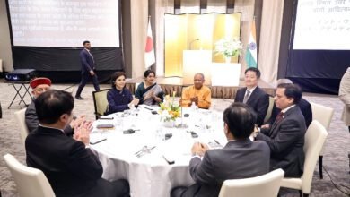 मुख्यमंत्री योगी आदित्यनाथ के सिंगापुर और जापान दौरे में उत्तर प्रदेश को ₹1.5 लाख करोड़ के एमओयू और ₹2.5 लाख करोड़ के निवेश प्रस्ताव प्राप्त हुए। इससे 5 लाख से अधिक युवाओं को रोजगार मिलने की संभावना है। ग्रीन हाइड्रोजन, ऑटोमोबाइल, लॉजिस्टिक्स, सेमीकंडक्टर और टेक्नोलॉजी क्षेत्रों में निवेश बढ़ेगा। यामानाशी के साथ तकनीकी सहयोग और ‘जापान सिटी’ जैसी परियोजनाएं यूपी को 2029-30 तक वन ट्रिलियन डॉलर अर्थव्यवस्था बनाने के लक्ष्य की दिशा में महत्वपूर्ण गति देंगी।